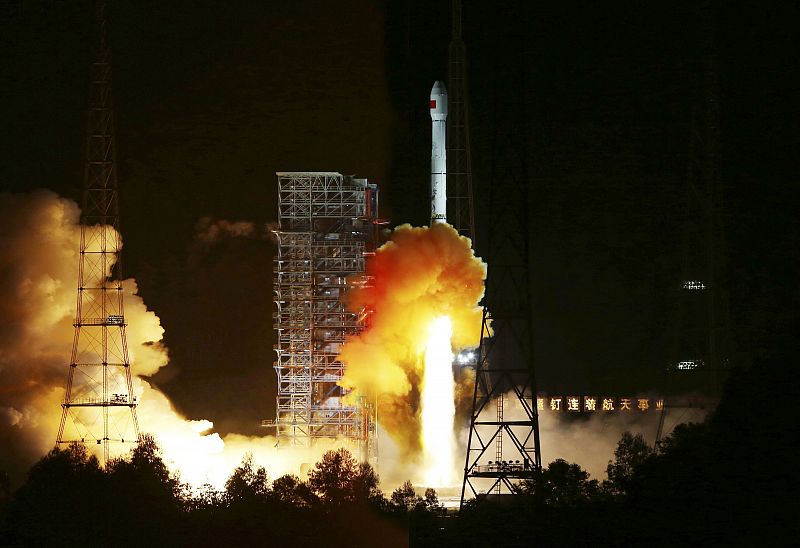 China lanza una sonda a la Luna dentro de una misión que prevé traer muestras en 2017