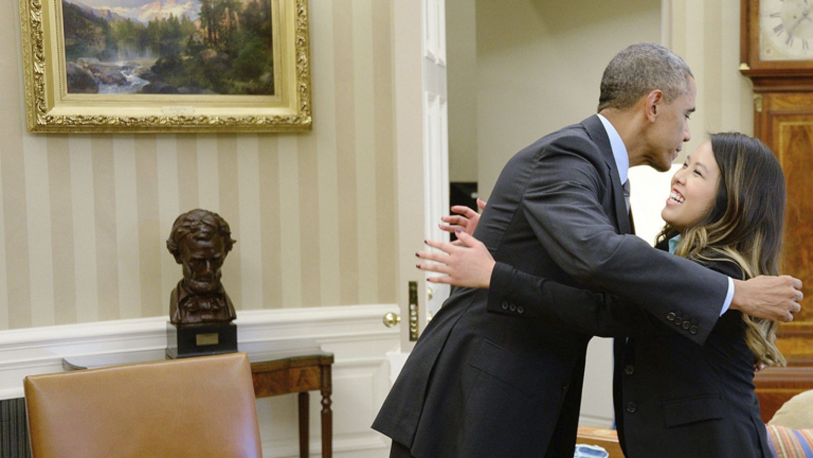 Barack Obama recibe ya recuperada a Nina Pham, la primera enfermera contagiada de Ébola en EE.UU.