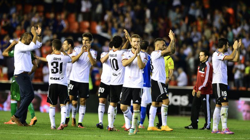 El Valencia, con Lim en la grada, sigue lanzado y no da opción al Elche