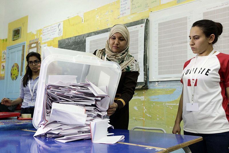 Túnez celebra su primera jornada electoral con nueva Constitución sin incidentes