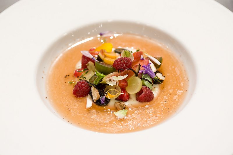 Ponche de membrillo especiado con frutos, flores, cascaras, ralladuras y torta del Casar