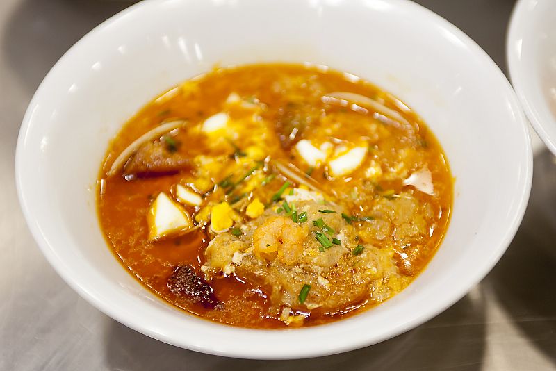 Cazuelita de sopa de ajo con camarones y almeja fina