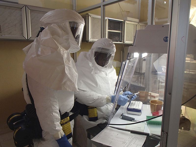 El Gobierno de EE.UU. intenta unificar los controles a las personas expuestas al ébola