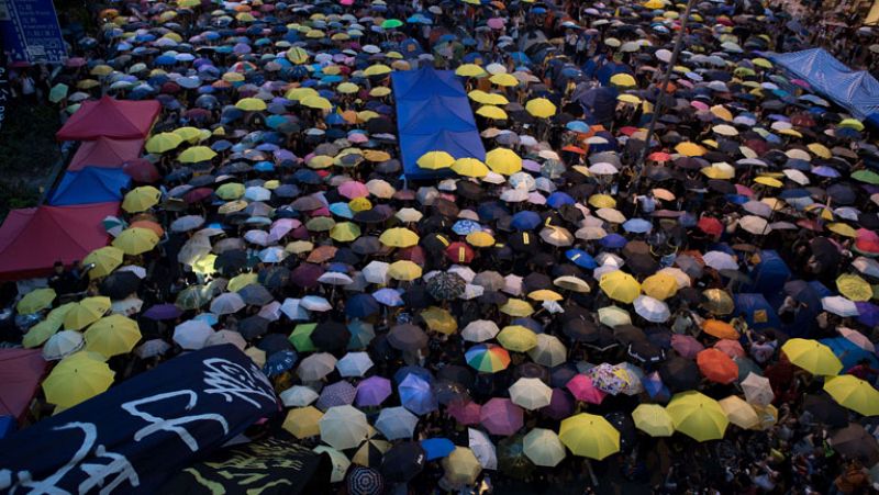 Miles de personas abren sus paraguas en homenaje a un mes de rebelión civil en Hong Kong