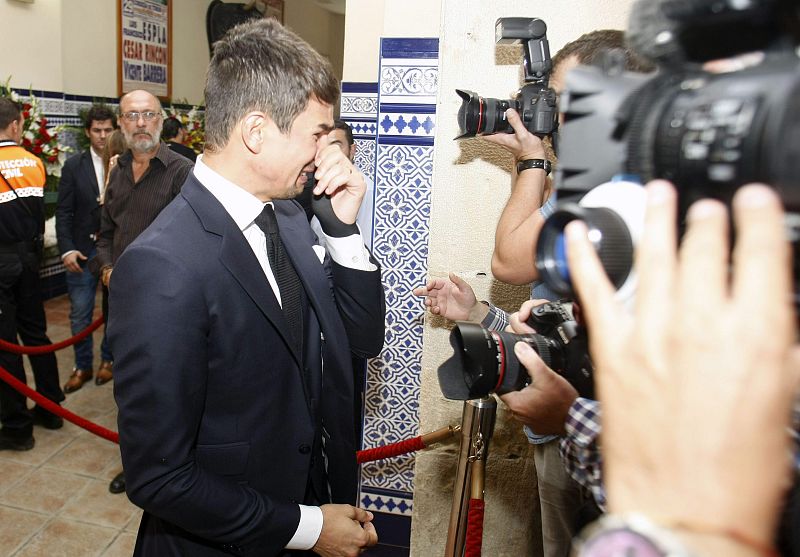 Más de 2.000 personas visitan la capilla ardiente  de José María Manzanares