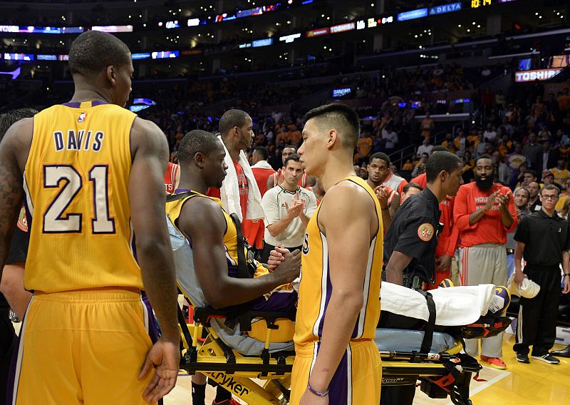 Julius Randle se fractura la tibia en su debut con los Lakers