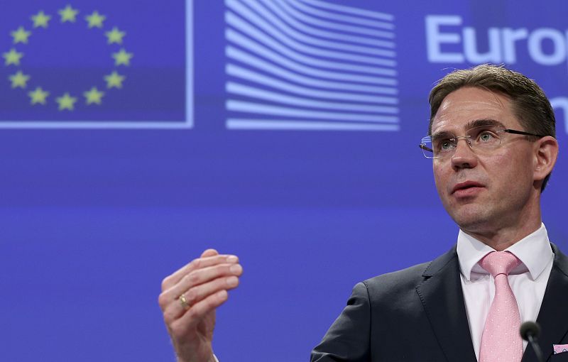 Bruselas advierte a París y Roma que puede pedirles más recortes para 2015