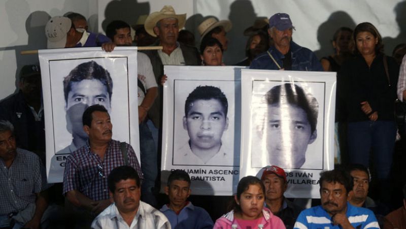 Peña Nieto ofrece a los padres de los 43 estudiantes desaparecidos reforzar la búsqueda