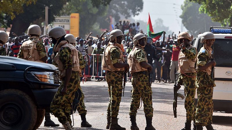 El Ejército de Burkina Faso disuelve el Parlamento y forma un Gobierno de transición