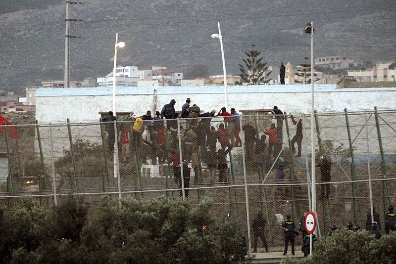 Unos 300 inmigrantes intentan saltar la valla de Melilla, el tercer intento en una semana