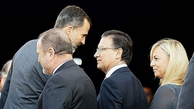 La "incómoda" foto del rey con la alcaldesa de Alicante, imputada por corrupción
