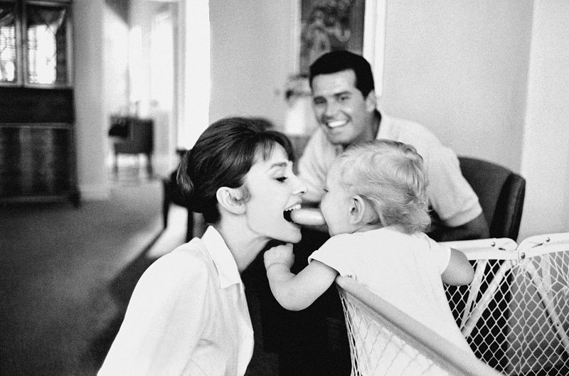 Audrey Hepburn, del glamour de Givenchy a la intimidad del hogar