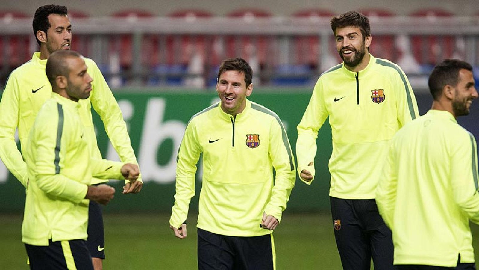 Luis Suárez vuelve al Amsterdam Arena, el estadio donde se dio a conocer en Europa con el Ajax, con la camiseta del Barcelona, que necesita una victoria para recuperar crédito.