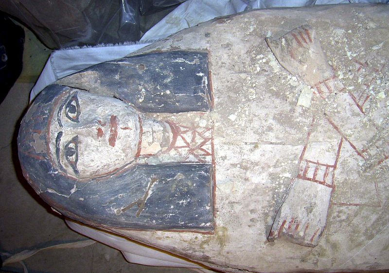 Arqueólogos egipcios descubren restos de un sarcófago de la época de Ramsés II