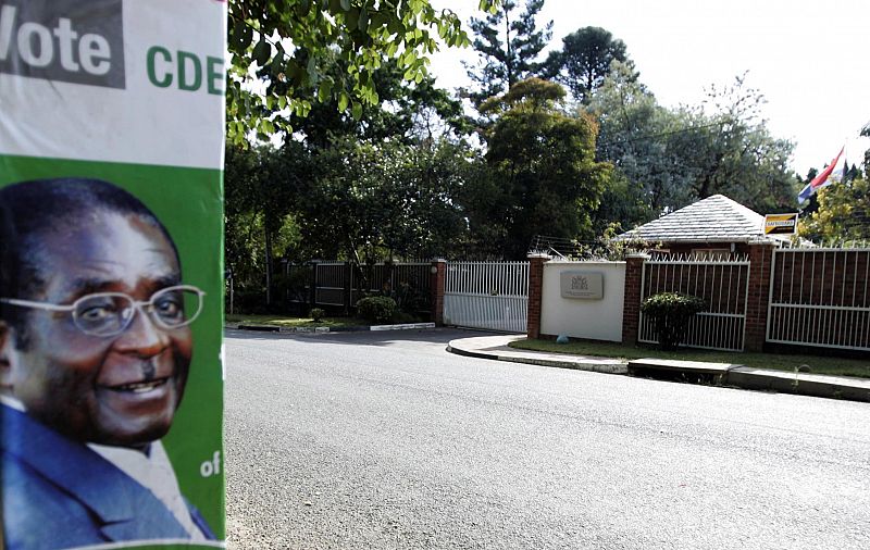 Robert Mugabe se ofrece a negociar con la oposición de Zimbabue después de las elecciones