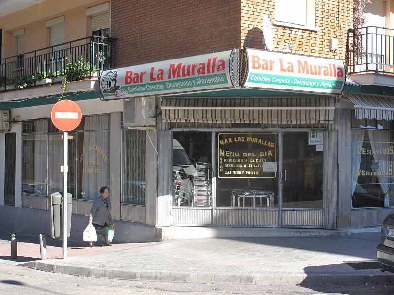 El anuncio de la lotería de Navidad lleva el Gordo a un bar de un barrio obrero de Madrid