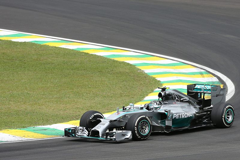 Rosberg marca el mejor tiempo y Alonso acaba séptimo y con el motor ardiendo