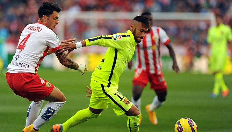 Neymar y Alba rescatan al Barcelona en Almería