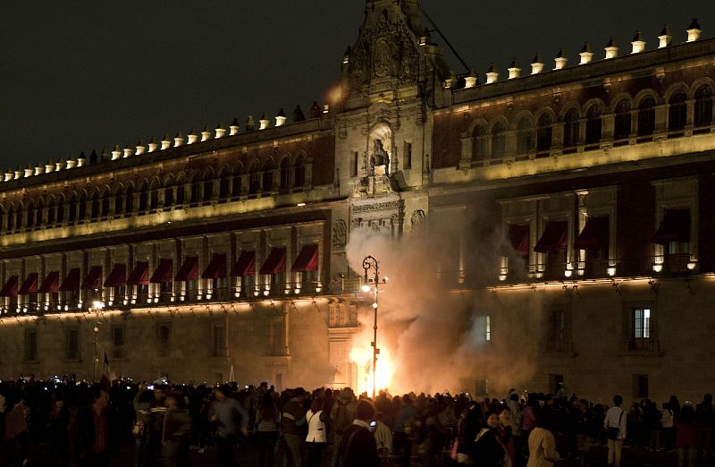 Un grupo incendia la puerta del Palacio Nacional tras la marcha por los 43 estudiantes en México