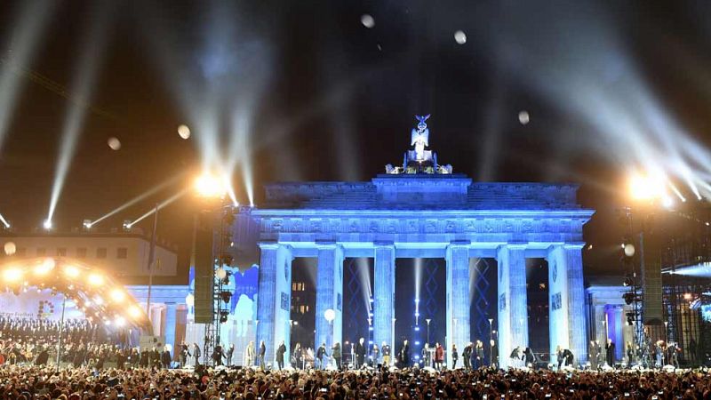 Miles de globos sobrevuelan el cielo de Berlín con motivo del 25 aniversario de la caída del muro