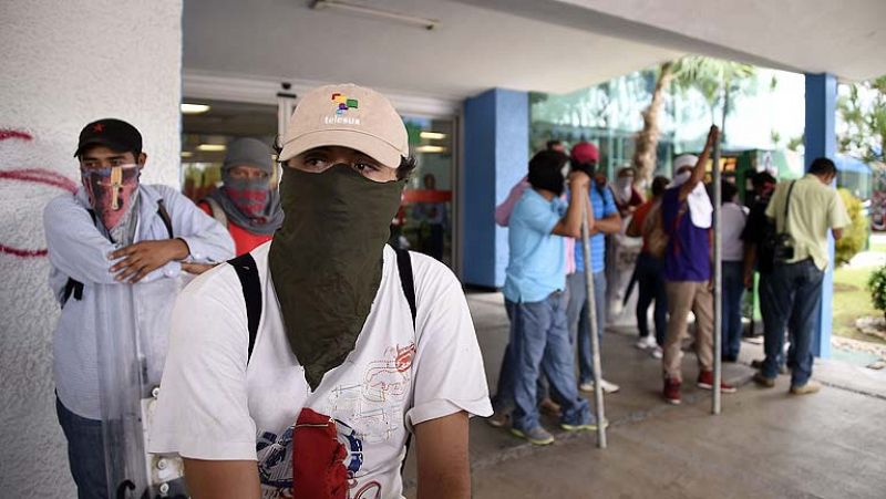 Toman durante unas horas el aeropuerto de Acapulco en protesta por las desapariciones