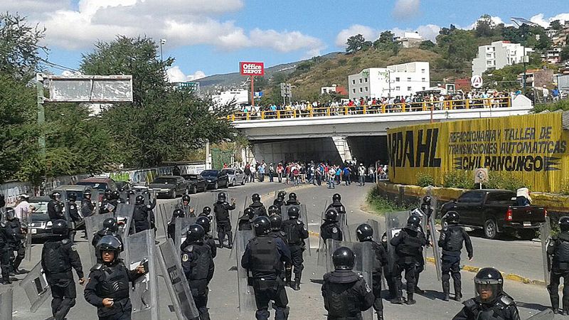 Maestros mexicanos atacan la sede del PRI y se enfrentan con la policía en el estado de Guerrero