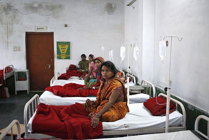 Detienen a un doctor en India por la muerte de 11 mujeres tras ser esterilizadas