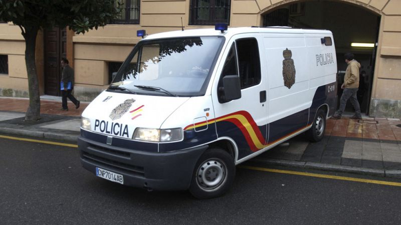 Prisión sin fianza para la pareja detenida por la muerte del niño hallado en una maleta en Oviedo