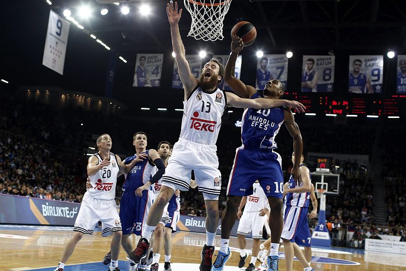 El Real Madrid cae en Turquía en la última jugada; el Barça gana al Panathinaikos