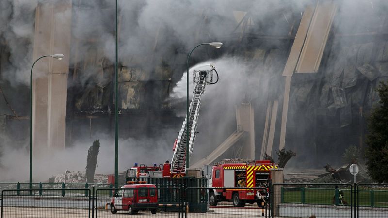 Un incendio "incontrolable" causa graves daños en la planta de Campofrío en Burgos