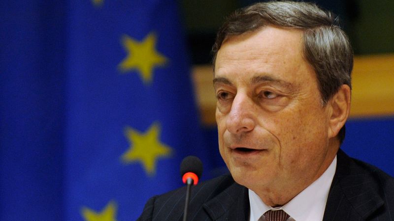 Draghi dice que el BCE podría comprar deuda pública para combatir la baja inflación