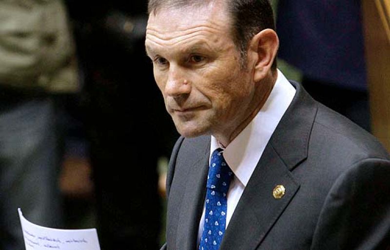 Ibarretxe consigue el 'sí' a su consulta con un voto del PCTV; el Gobierno insiste en que recurrirá