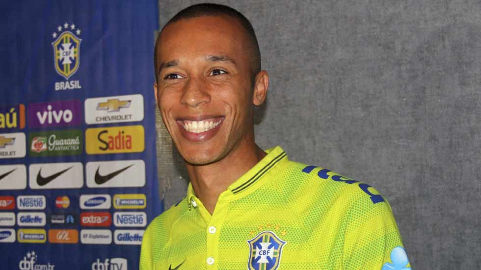 El virus FIFA deja a Simeone sin uno de los pilares de su defensa, Miranda. Mientras, otros empiezan a impacientarse por su poco protagonismo. El italiano Cerci, despúes del partido de la 'azzurra' frente a Albania, avisa a los rojiblancos.