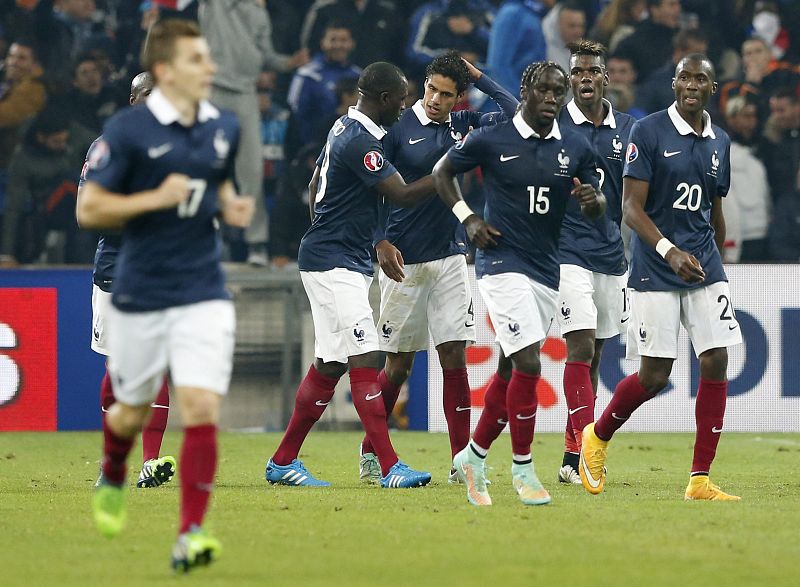 Varane guía a Francia, Rooney impulsa a Inglaterra e Italia sufre ante Albania