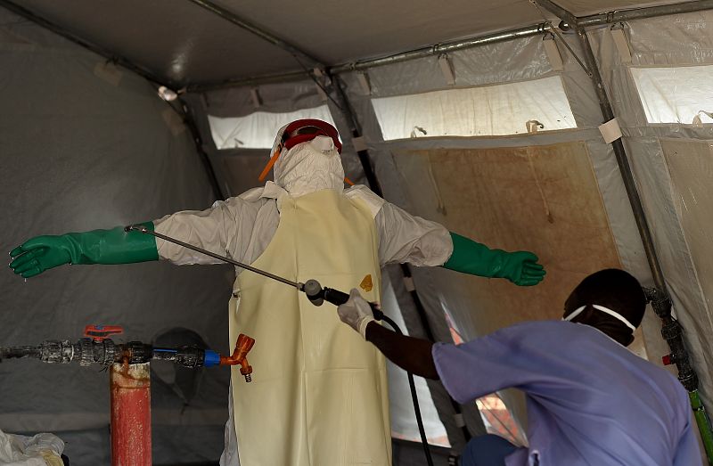 Un médico cubano enviado a Sierra Leona se infecta del virus del ébola