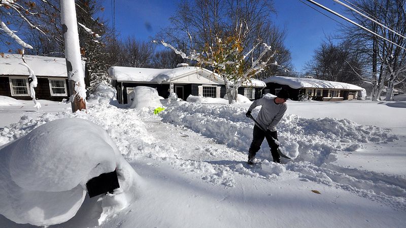 Nueva York decreta el estado de emergencia por un temporal de nieve que deja ya siete muertos