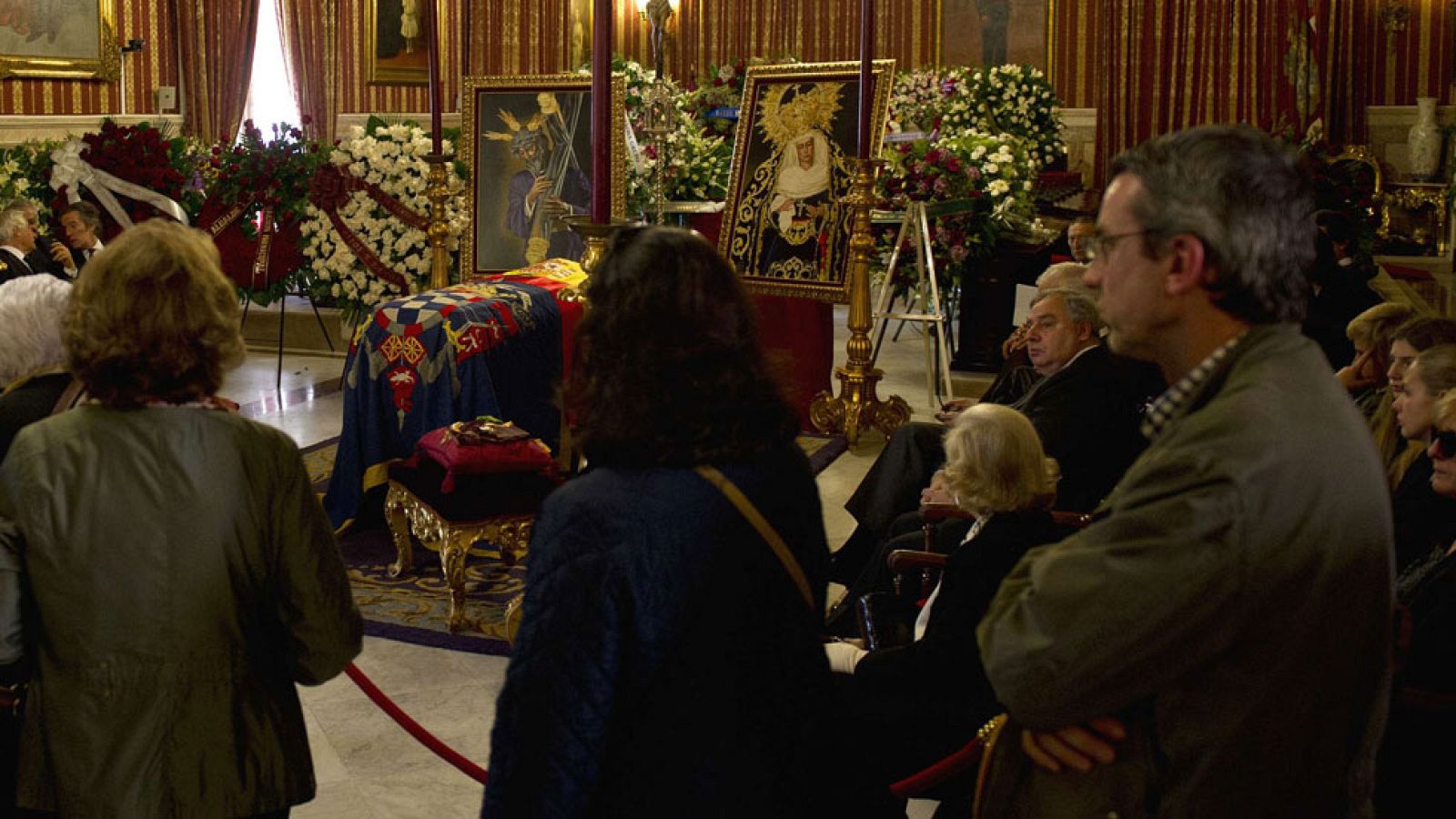 Miles de personas despiden a la duquesa de Alba en Sevilla