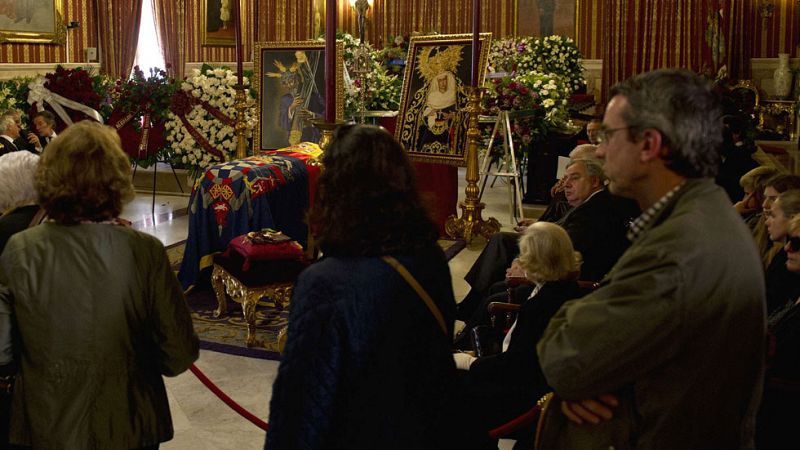 Miles de sevillanos dan su último adiós a la duquesa de Alba en la capilla ardiente