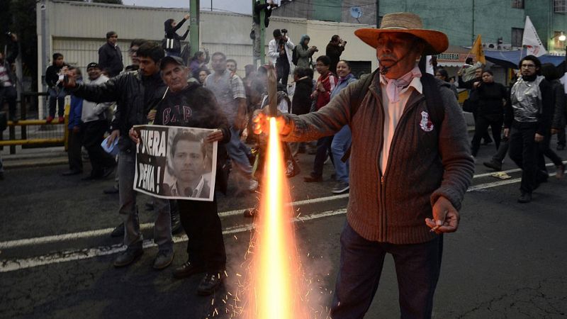 Una marcha nacional clama justicia en la capital de México por los 43 desaparecidos en Iguala