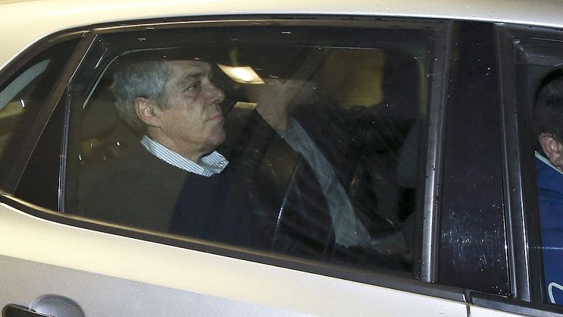 Sócrates pasa la noche en dependencias policiales tras presenciar el registro de su vivienda