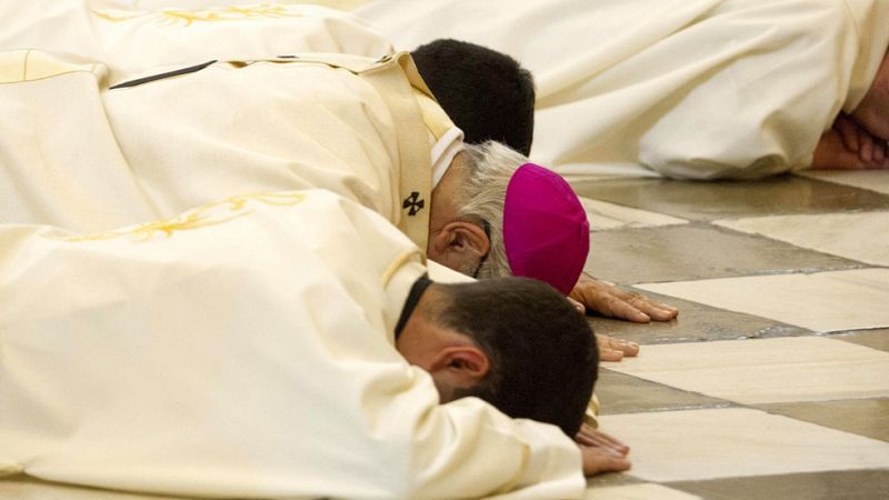 El arzobispo de Granada se postra para pedir perdón por los "escándalos" de abuso sexual