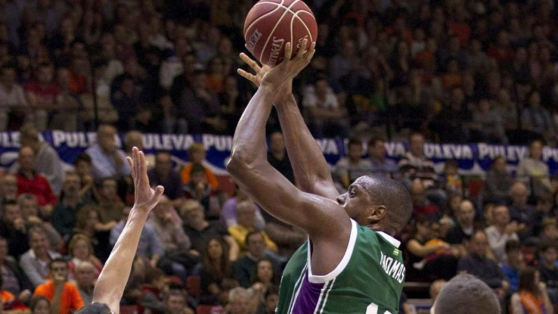 El Unicaja agrava los problemas del Valencia Basket