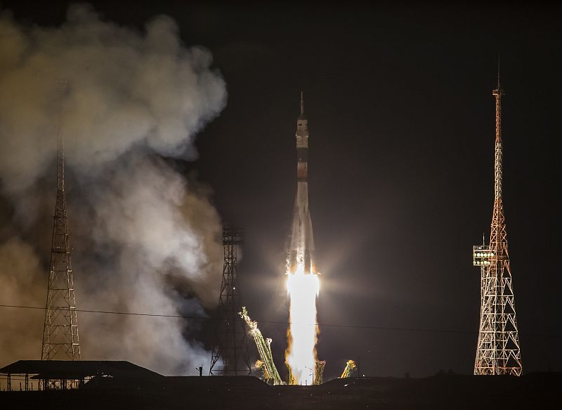 La nave tripulada rusa Soyuz se acopla con éxito a la Estación Espacial Internacional