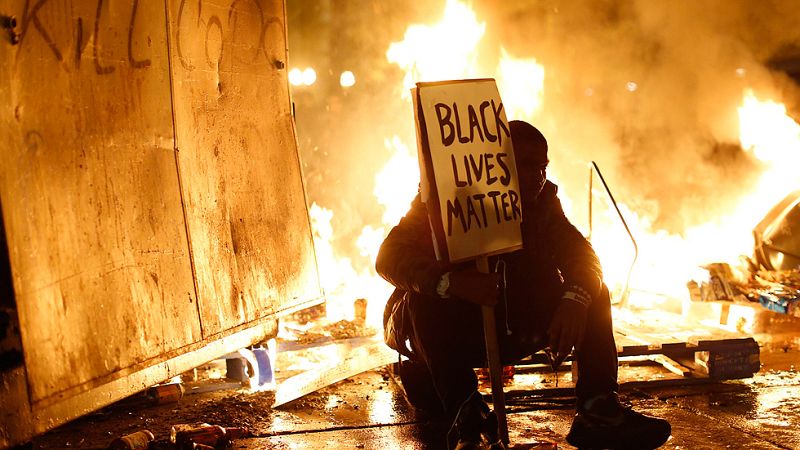 Graves disturbios en Ferguson tras la absolución del policía que mató a Michael Brown