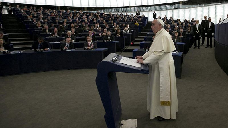 El papa, a los eurodiputados: "¿Qué dignidad encuentra un hombre que no tiene para comer?"