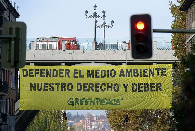 Greenpeace reivindica con una pancarta en Madrid su derecho a defender el Medio Ambiente