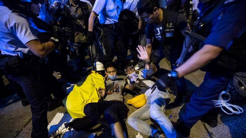 La violencia vuelve a Hong Kong a dos meses del inicio de las protestas y la policía detiene a 86 personas