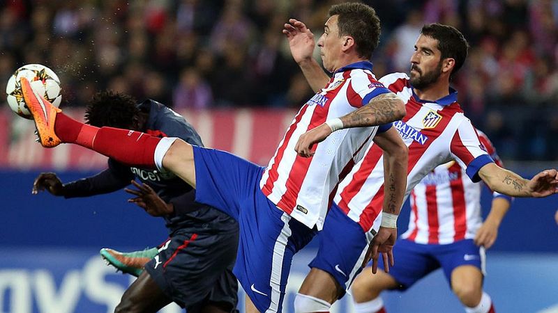 El Atlético cierra el pase a octavos con 'hat-trick' de Mandzukic incluido