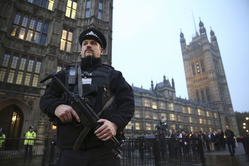 El Gobierno británico quiere ampliar su poder para impedir el retorno de yihadistas