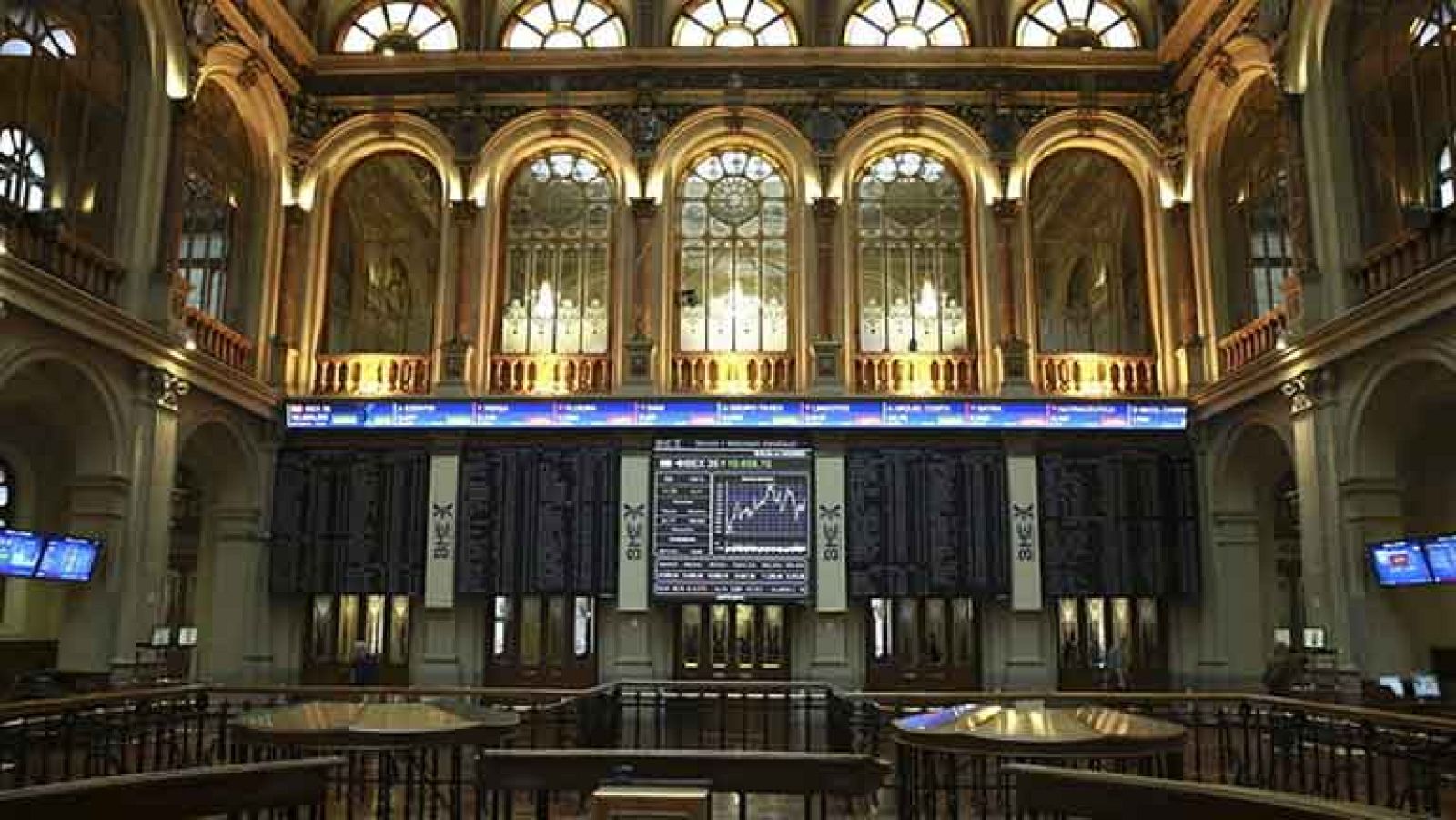 La Bolsa española sube el 0,76% y recupera los 10.700 con el bono español en mínimos